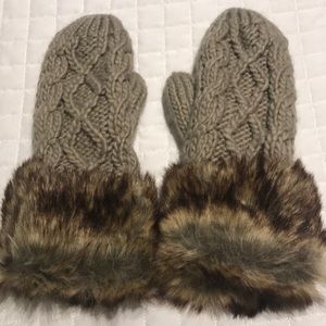 NWOT- Cable knit mittens